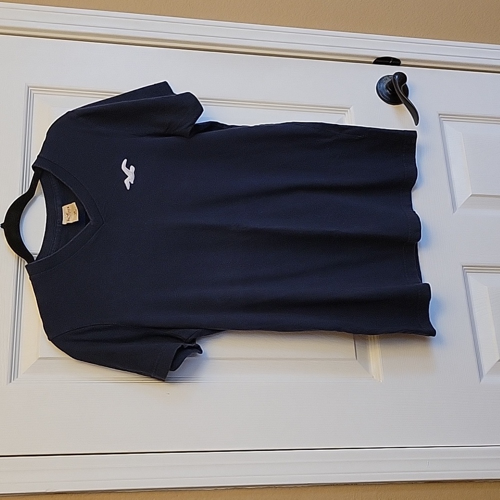 Hollister Men's Navy Blue Plain T-shirt